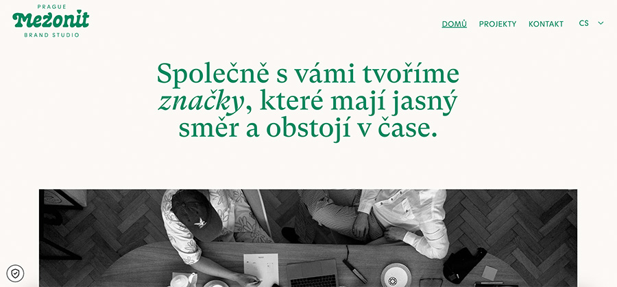 Ukázka designového webu s&nbsp;monochromatickou barevnou paletou.