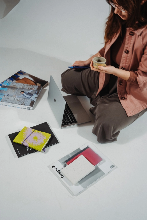 Designerka při tvorbě brandingu a vizuální identity pro podnikatelku – jak budovat osobní značku je téma, kterému se ve spolupráci věnuje